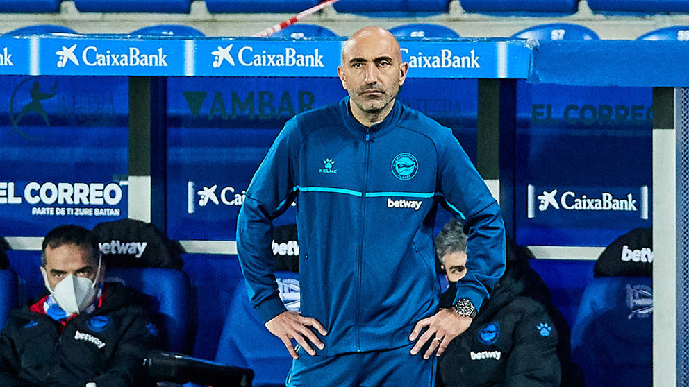 Abelardo Fernandez en el banquillo del Deportivo Alavés. Europa Press.