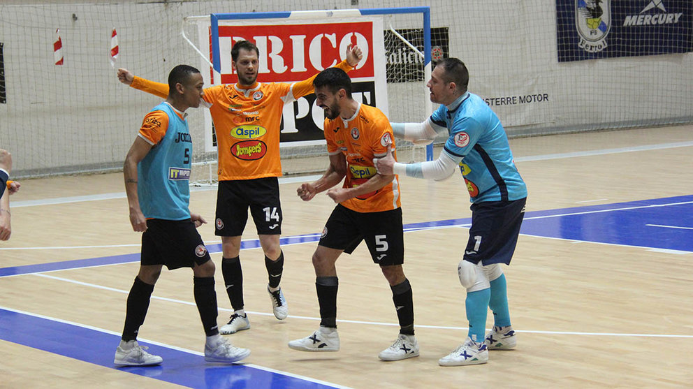 Los jugadores del equipo navarro celebran uno de los goles en Ferrol. Ribera Navarra.