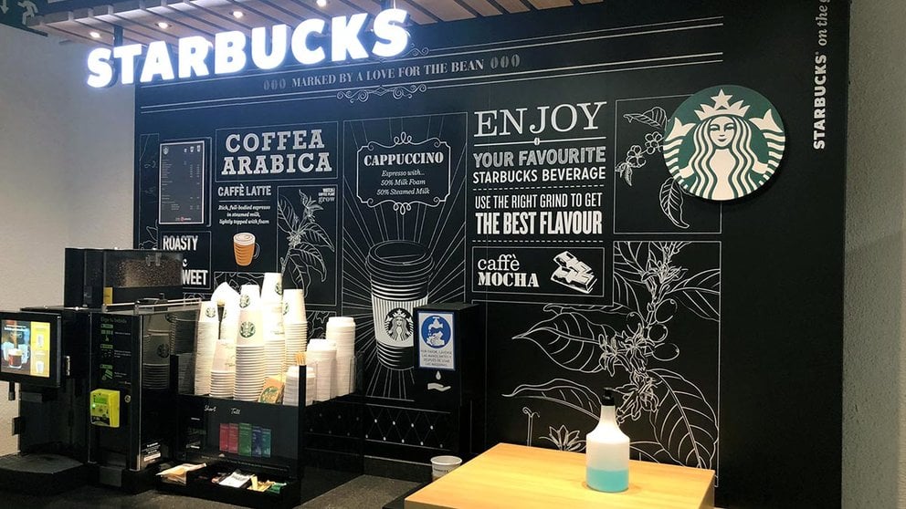 Punto de venta de la marca Starbucks instalado en el Palacio de Navarra.