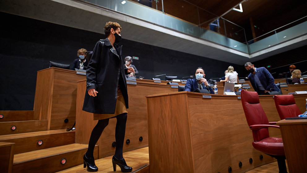 La presidenta del Gobierno de Navarra, María Chivite, llega al pleno del Parlamento de Navarra. MIGUEL OSÉS