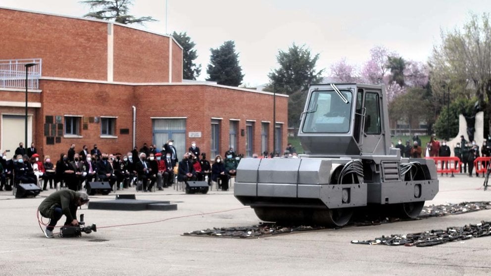 Una apisonadora pasa por encima de varias armas durante un acto de destrucción simbólica de casi 1.400 armas, en el Colegio de Guardias Jóvenes Duque de Ahumada, en Valdemoro, Madrid (España), a 4 de marzo de 2021.
Eduardo Parra / Europa Press