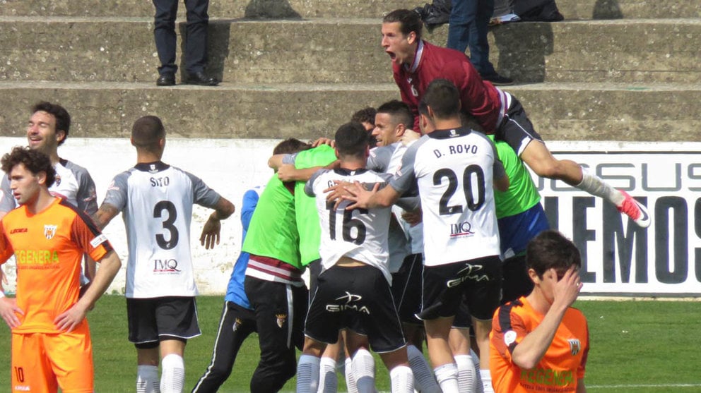 Los jugadores del equipo ribero celebran el gol del triunfo ante el Izarra. CD Tudelano.