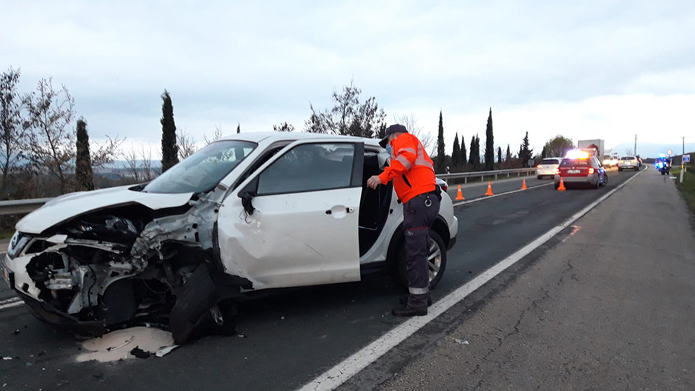 Un agente de la Policía Foral investiga el accidente de tráfico ocurrido en la PA-30 de Pamplona, a la altura de Orcoyen. POLICÍA FORAL