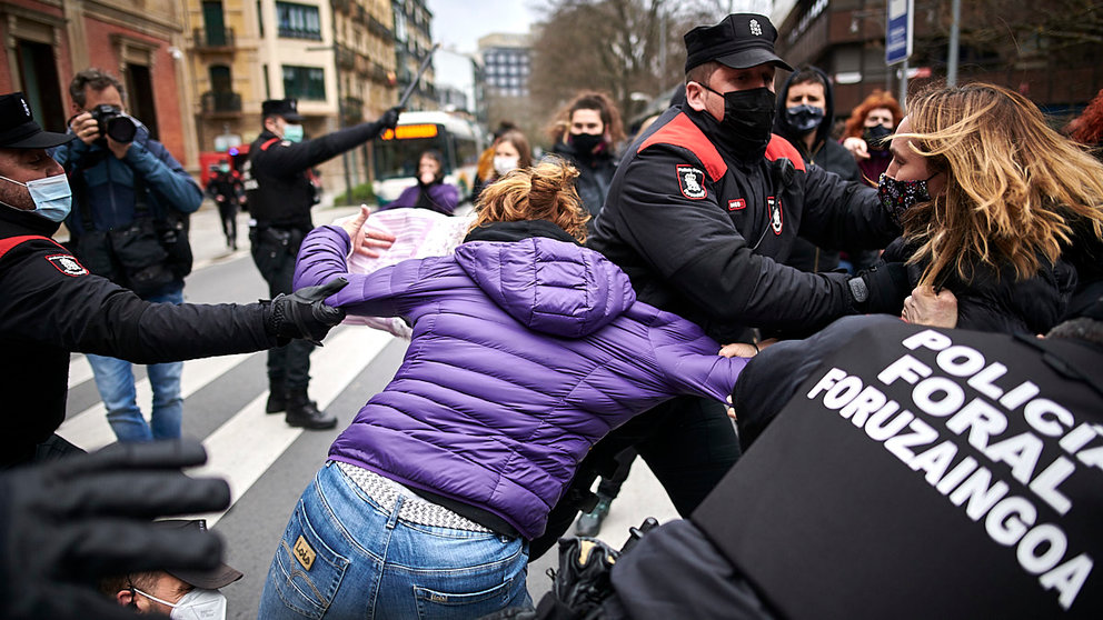 Feministas se encadenan en el Parlamento de Navarra durante una protesta del 8M. PABLO LASAOSA