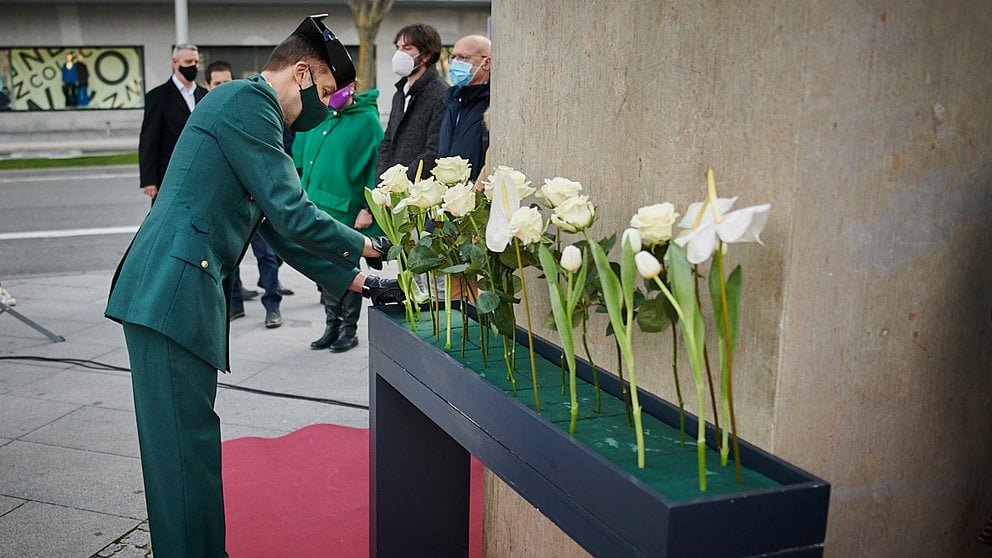 Autoridades acuden al acto de homenaje con motivo del Día Europeo de las víctimas del terrorismo en la plaza de Baluarte de Pamplona. PABLO LASAOSA