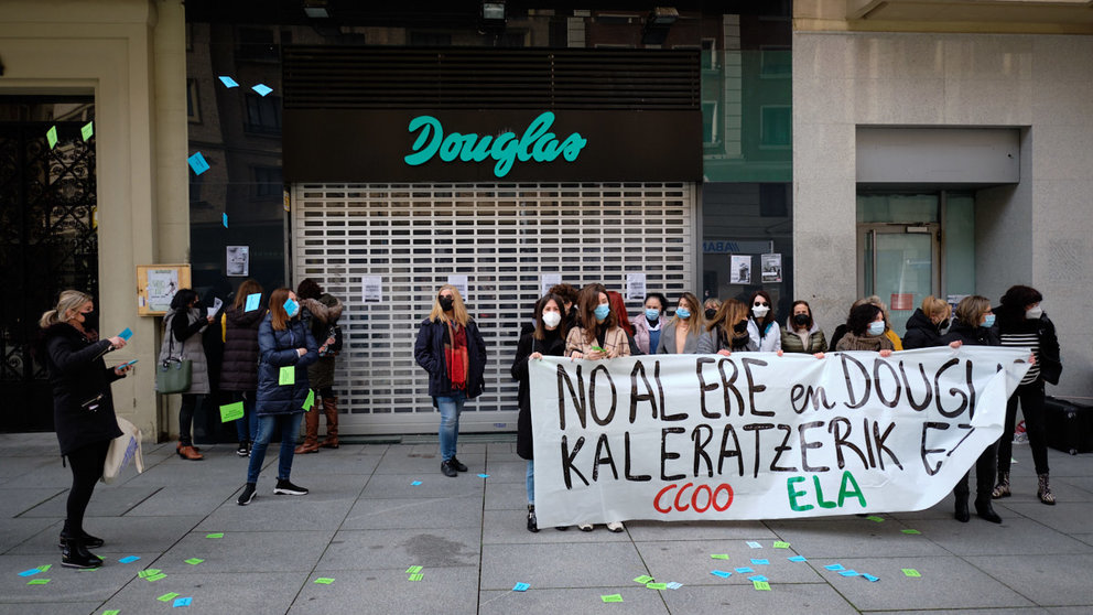 Concentración de trabajadores contra el ERE en Perfumerías Douglas. Frente a la tienda de Carlos III. MIGUEL OSÉS