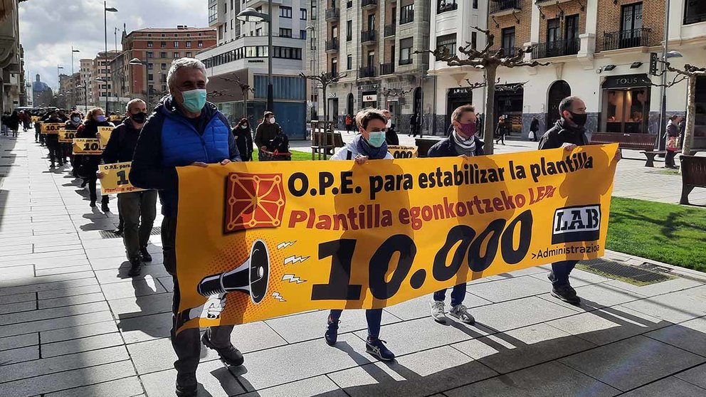 El sindicato LAB se manifiesta en Pamplona para reclamar una OPE masiva para la Administración foral. LAB