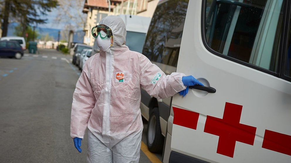 Un voluntario de Cruz Roja protejido para atender durante la crisis de Covid-19. SERGIO MARTÍN (CRUZ ROJA)