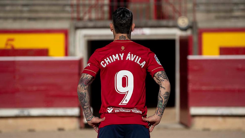 Chimy Ávila vuelve a los terrenos de juego después de más de un año lesionado en ambas rodillas. El CA Osasuna ha grabado un spot en la plaza de toros para celebrar el regreso del jugador. FOTO: OSASUNA