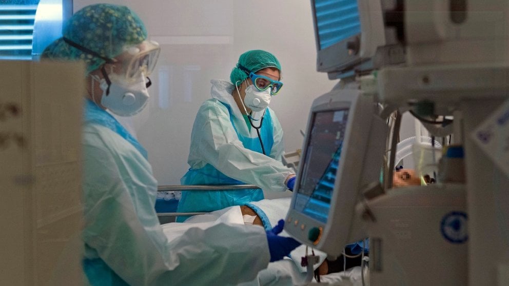 Un paciente con Covid-19 es atendido en el hospital Germans Trias i Pujol de Badalona (Barcelona). EFE/Enric Fontcuberta