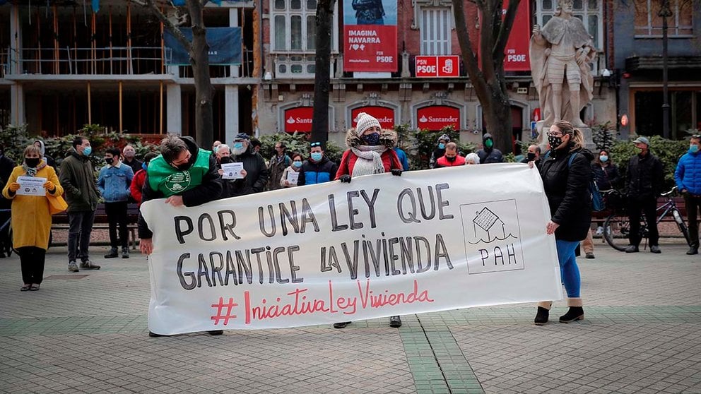 Decenas de personas, convocados por la Plataforma de Afectados por la Hipoteca (PAH) de Navarra, han pedido este sábado en Pamplona "una ley que garantice la vivienda" . EFE/ VILLAR LÓPEZ