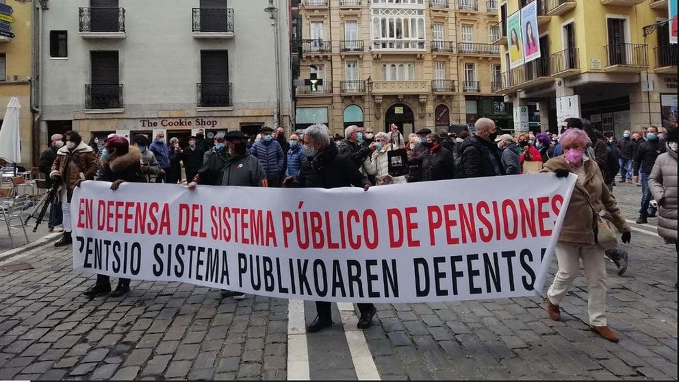 Manifestación en Pamplona de colectivos de pensionistas en defensa de un sistema público de pensiones. EUROPA PRESS