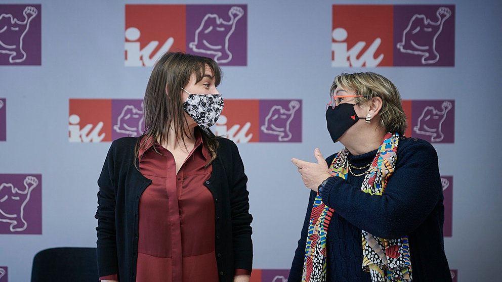 Begoña Alfaro, coordinadora autonómica de Podemos Navarra, se reúne con la coordinadora de Izquierda Unida de Navarra, Marisa de Simón. PABLO LASAOSA