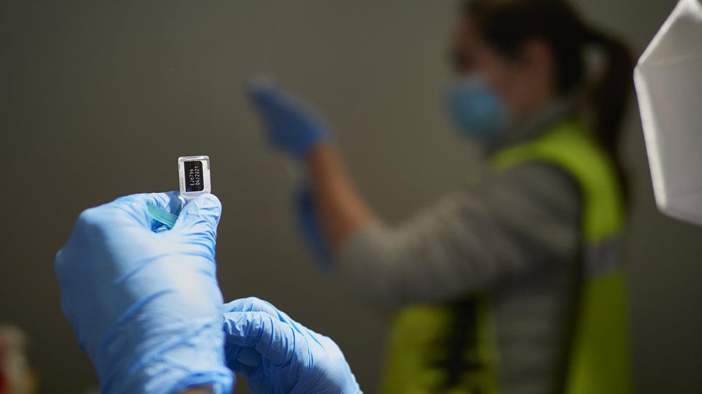 Dos trabajadoras sanitarias, en un dispositivo para administrar la vacuna contra la COVID-19 a profesionales sociosanitarios, en Pamplona EUROPA PRESS
