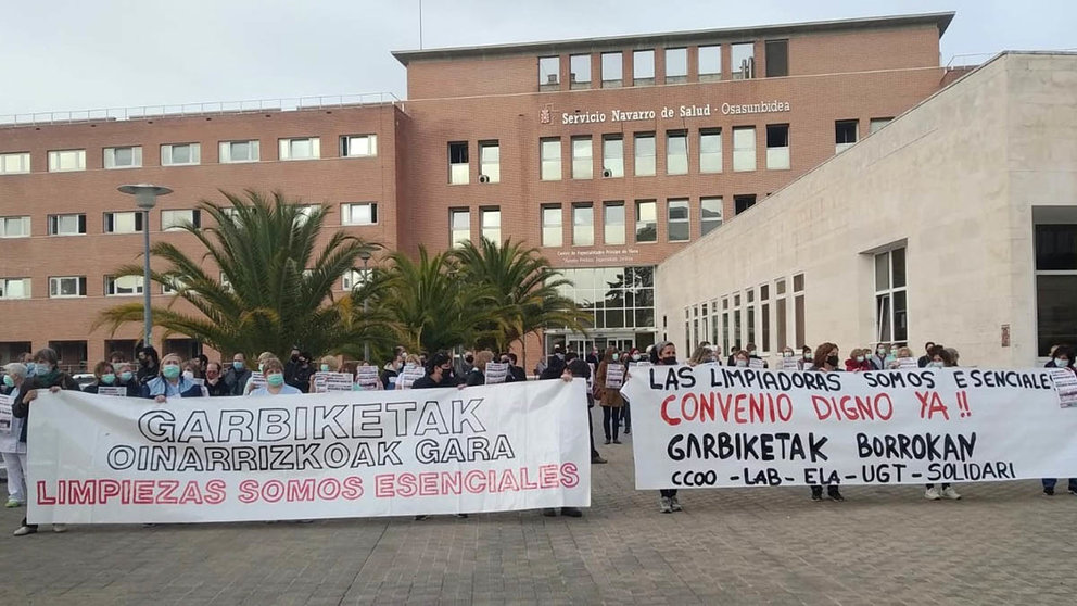 Concentración de sindicatos en Pamplona para reclamar el desbloque de negociaciones en el sector de limpiezas. UGT