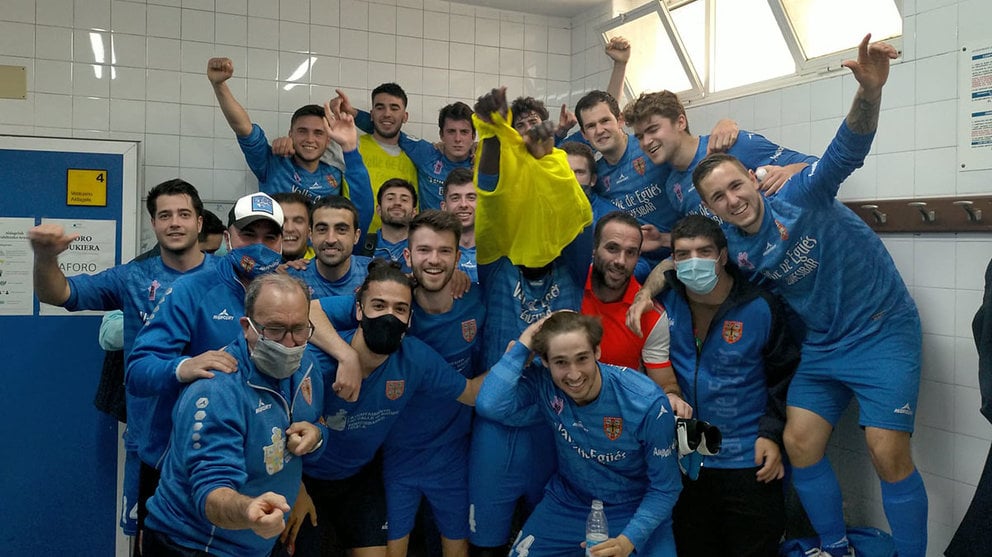Los jugadores del Valle de Egüés celebran su triunfo en Villava. @AUPAEGUES