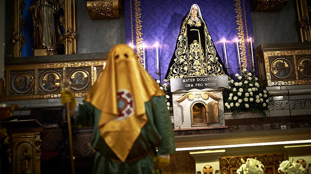 La hermandad de Paz y Caridad custodia a “La Dolorosa” el Viernes Santo durante la Semana Santa de 2021. PABLO LASAOSA