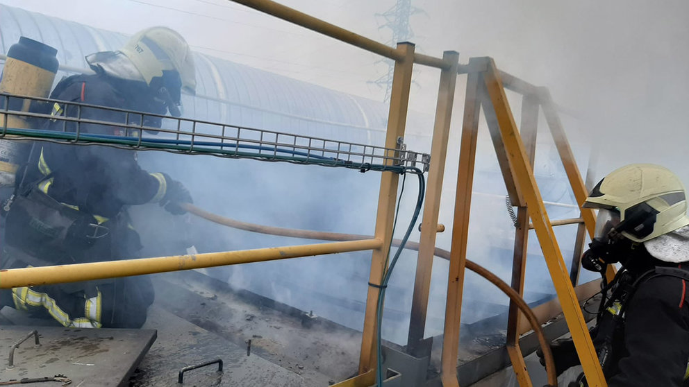 Efectivos del parque de Trinitarios trabajan en la extinción de un incendio en una tobera de la empresa MAPSA, en Orcoye. BOMBEROS DE NAVARRAS