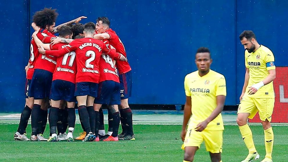 Los jugadores del Osasuna celebran uno de sus goles ante el Villarreal durante el partido de Liga que disputan en el estadio de la Cerámica. EFE/ Domenech Castelló