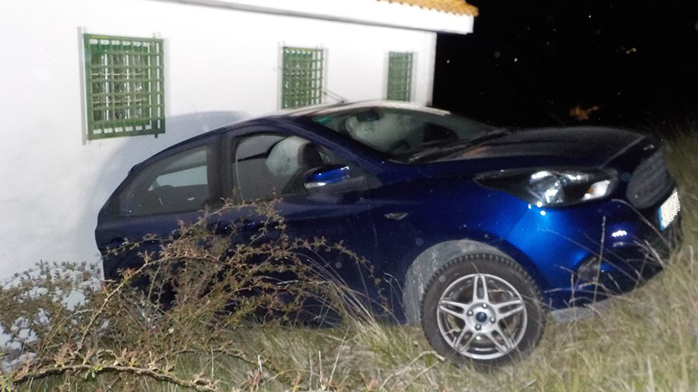 El coche empotrado en una casa de Navarra tras desactivarse el freno de mano. POLICÍA FORAL