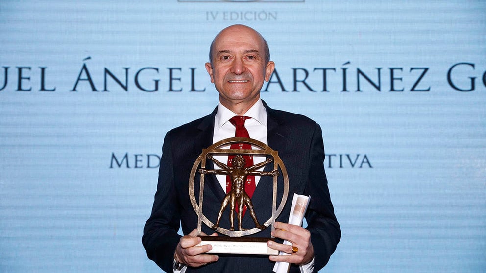 Miguel Ángel Mártinez posa con el premio. CEDIDA
