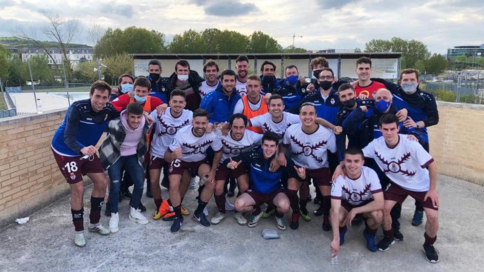 Los jugadores de la Peña Sport celebran su victoria en Sarriguren. @PenaSportFC.