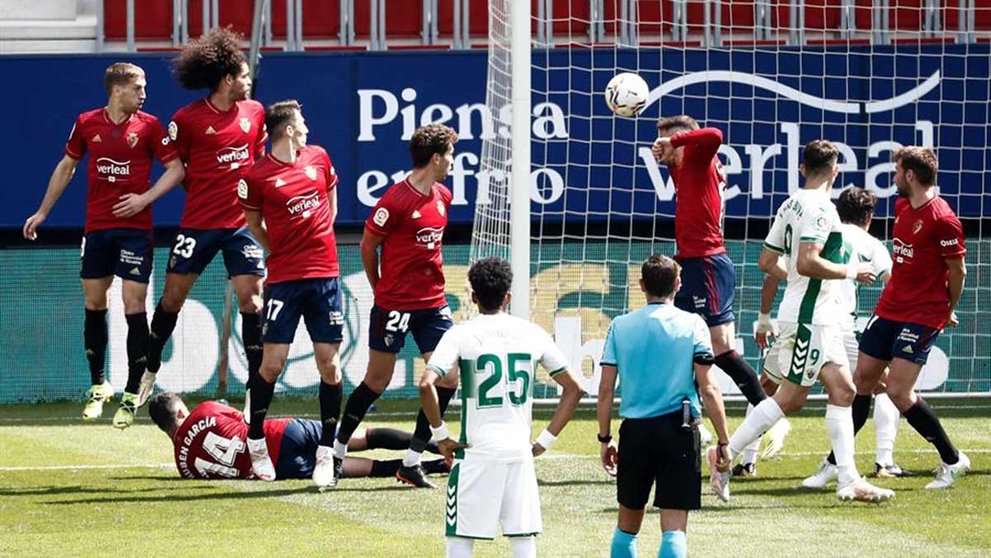 Partido entre Osasuna y Elche disputado este domingo en el Estadio de El Sadar de Pamplona. EFE/Jesús Diges