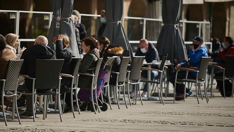 Varias personas en una de las terrazas de la Plaza del Castillo de Pamplona, con mascarilla para evitar propagar el coronavirus. PABLO LASAOSA