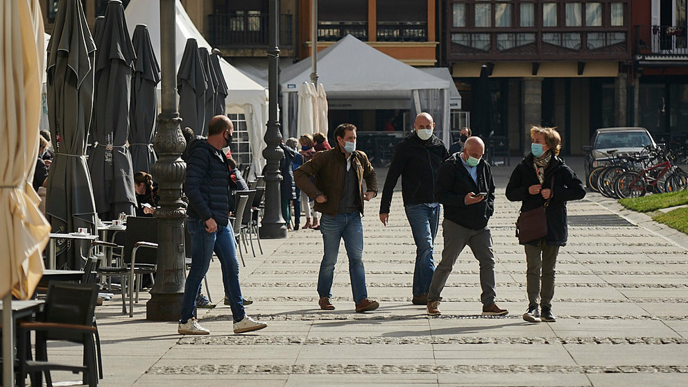 Varias personas en una de las terrazas de la Plaza del Castillo de Pamplona, con mascarilla para evitar propagar el coronavirus. PABLO LASAOSA