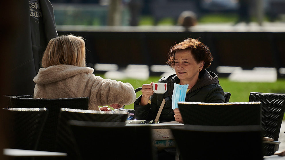 Una persona se toma una café en una de las terrazas de la Plaza del Castillo de Pamplona. PABLO LASAOSA