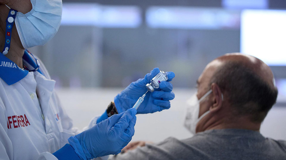 Una persona recibe la vacuna contra el Covid-19 en el dispositivo puesto en marcha en las instalaciones del Wanda Metropolitano en Madrid (España). EUROPA PRESS