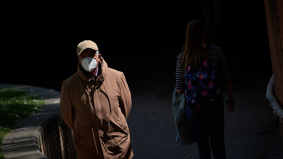 Un hombre con mascarilla camina por las calles de Pamplona durante la crisis del coronavirus en la Comunidad Foral de Navarra. MIGUEL OSÉS