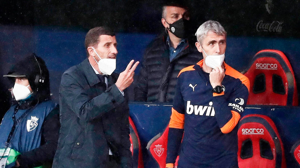 El entrenador del Valencia Javi Gracia, durante el partido correspondiente a la jornada 31 de primera división que disputan este miércoles frente a Osasuna en el estadio del Sadar en la capital navarra. EFE/Jesús Diges.