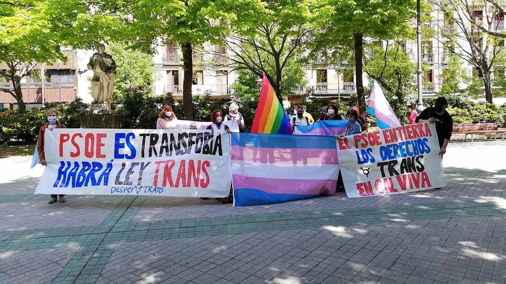 Concentración del colectivo trans para reclamar al PSOE que apoye la Ley Trans en el Congreso. EUROPA PRESS
