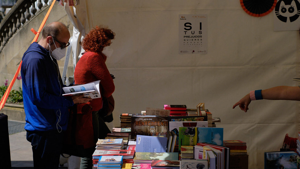 Las Librerías de Navarra salen a la calle para celebrar el Día del Libro. MIGUEL OSÉS