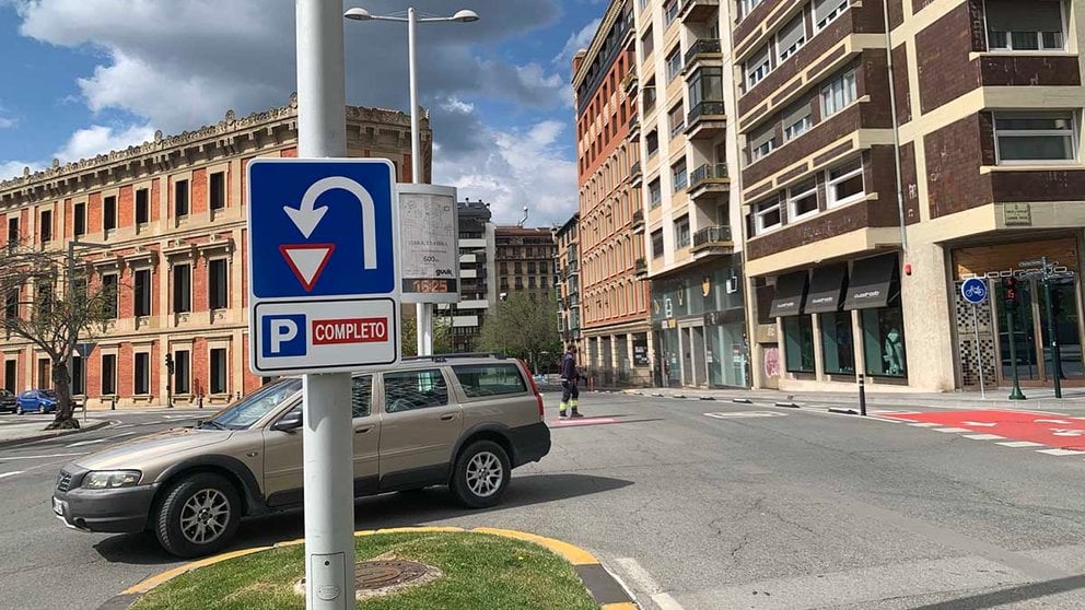 La señal que permite el giro a la izquierda está colocada en Yanguas y Miranda, a la altura de la calle Estella junto a El Corte Inglés antes de seguir avanzando hacia el Parlamento de Navarra. NAVARRA.COM.