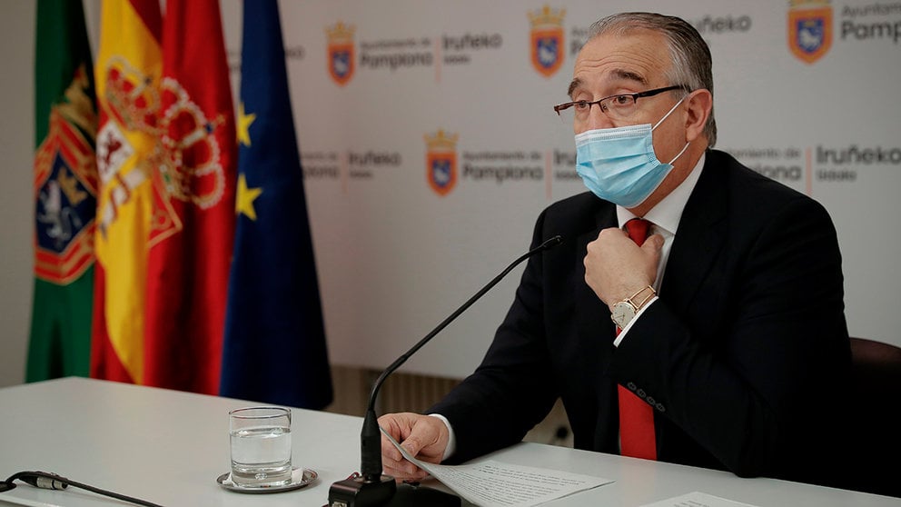 El alcalde de Pamplona, Enrique Maya, anuncia la suspensión de los Sanfermines por segundo año consecutivo como consecuencia de la pandemia de coronavirus. EFE/Villar Lopez