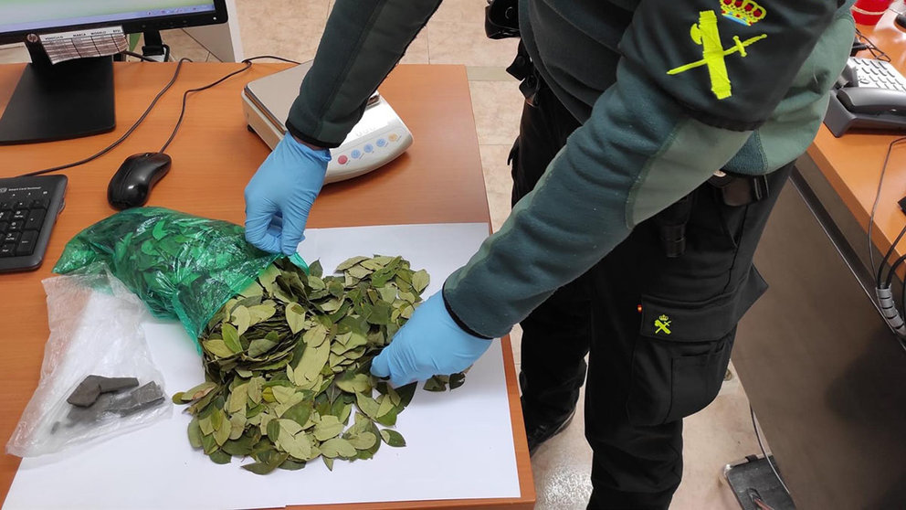 La Guardia Civil interviene en el aeropuerto de Noáin 160 gramos de hojas de coca, 32 gramos de MDMA y 40 kilos de alimentos perecederos - GUARDIA CIVIL