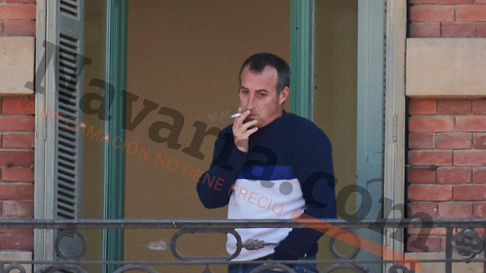 El último jefe de ETA, David Pla Martín, fuma un cigarro en el balcón de la sede de Sortu en Pamplona, con vistas a la plaza de San Francisco de la capital navarra. FOTO PABLO LASAOSA