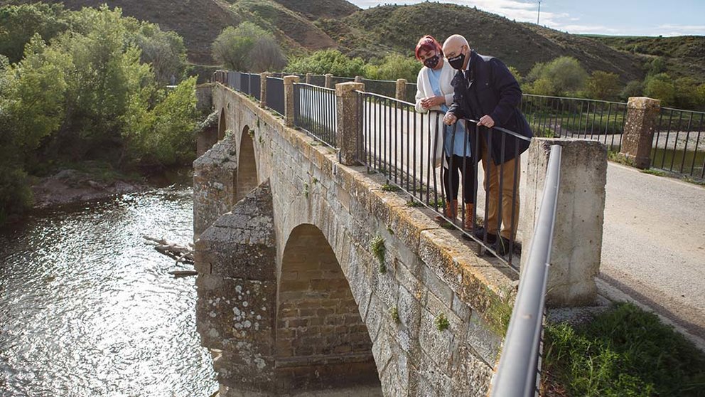 La alacaldesa de Mendigorría, Eunate López, y el consejero Ciriza, visitan el puente medieval de Andelos que se va a rehabilitar. GOBIERNO DE NAVARRA