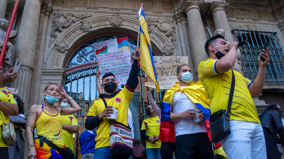 Decenas de personas se concentran en la plaza del ayuntamineto de Pamplona, por los graves incidentes producidos en Colombia, durante los pasados días. MEGAN WALLS 