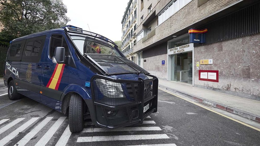Un furgón de la Policía Nacional en la Jefatura Superior de la Policía de Pamplona. EDUARDO SANZ (EP)