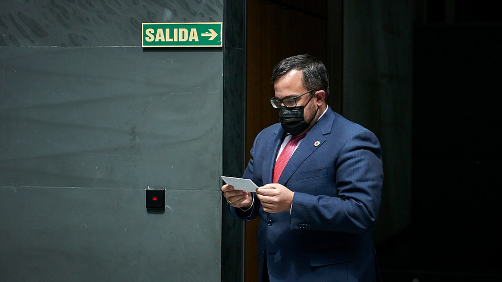 El vicepresidente del Gobierno de Navarra, Javier Remírez, atiende a los medios de comunicación para valorar el auto del TSJN sobre la desestimación del toque de queda debido a la crisis sanitaria del coronavirus. PABLO LASAOSA