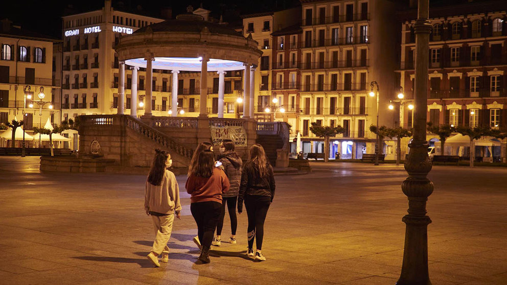 Unas jovenes paseando en la Plaza del Castillo alrededor de la media noche el mismo día que Tribunal Superior de Justicia de Navarra (TSJN) ha denegado el toque de queda nocturno decretado por el Gobierno de Navarra. EUROPA PRESS