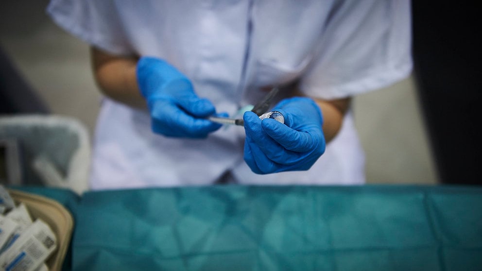 Una enfermera prepara vacunas de Pfizer contra el coronavirus en la UPNA de Pamplona. PABLO LASAOSA