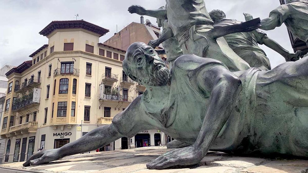 La cara del escultor Rafael Huerta es uno de los corredores del Monumento al encierro de Pamplona., cuyo autor es el propio artista.