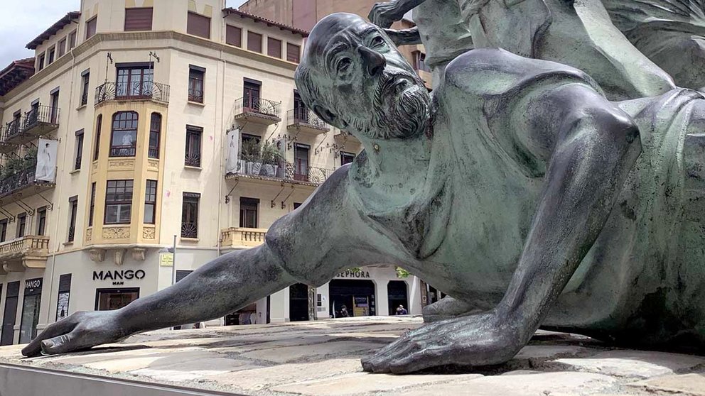 La cara del escultor Rafael Huerta es uno de los corredores del Monumento al encierro de Pamplona., cuyo autor es el propio artista.