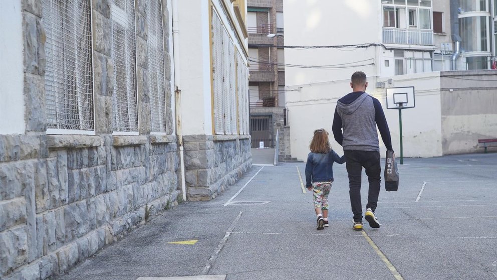 Un padre lleva a su hija al colegio. EDUARDO SANZ / EP