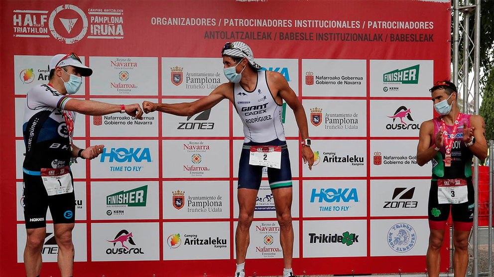 El triatleta Gustavo Rodríguez se ha proclamado ganador este sábado del Half Triathlon Pamplona-Iruña, disputado entre el Pantano de Alloz y la capital navarra, por delante de seguido de Eneko Llanos (i) y Cesc Godoy (d). EFE/Villar López