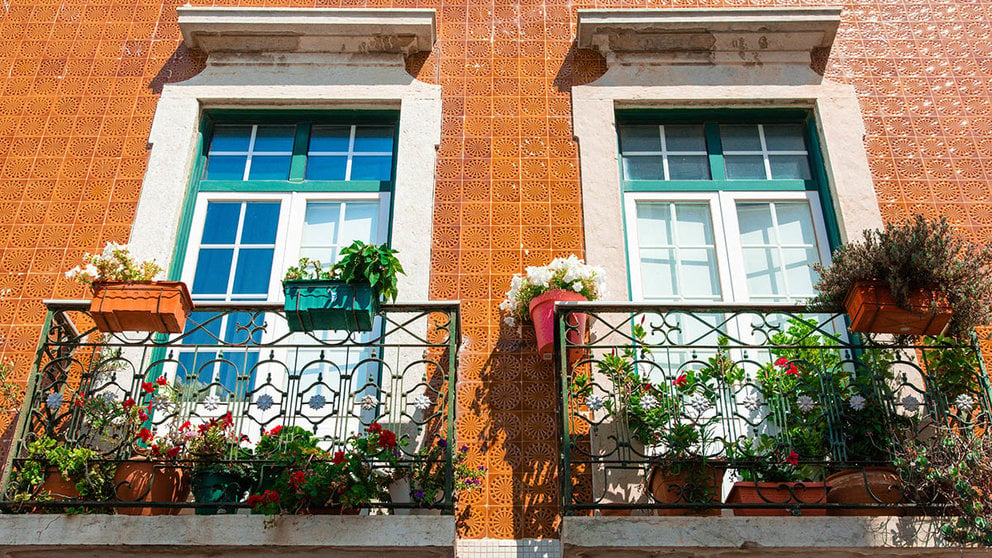 Dos balcones con flores. ARCHIVO